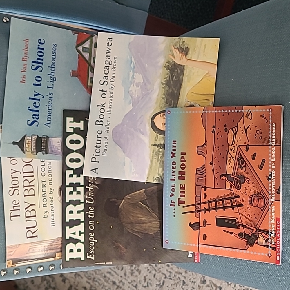 5 Book Bundle, kids learning, EUC, like new softcovers